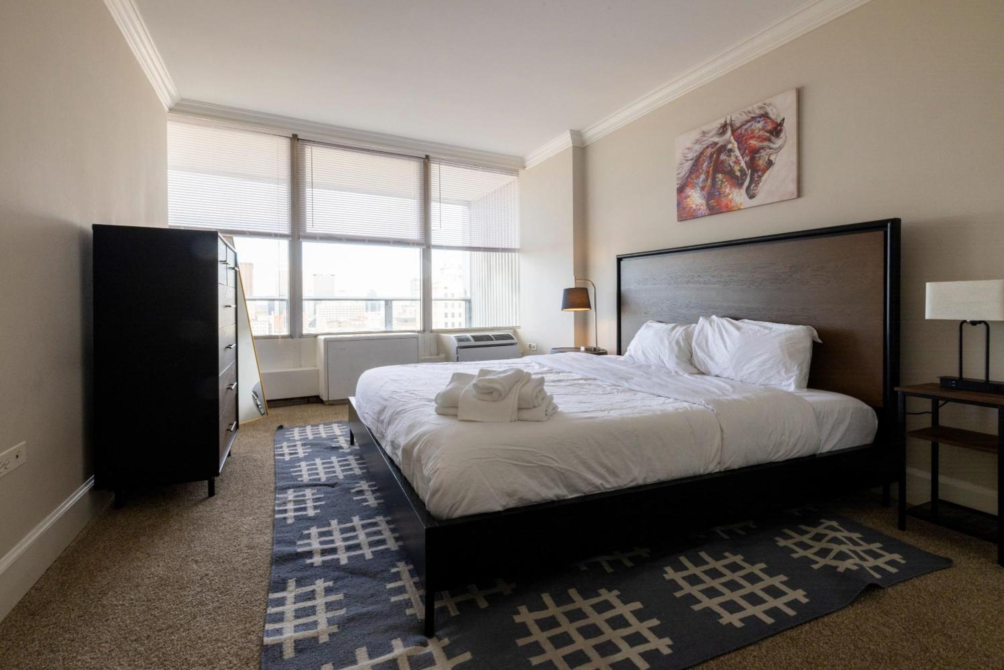 Apartment Two 800 Tower Cozysuites With Gym! 22fl *